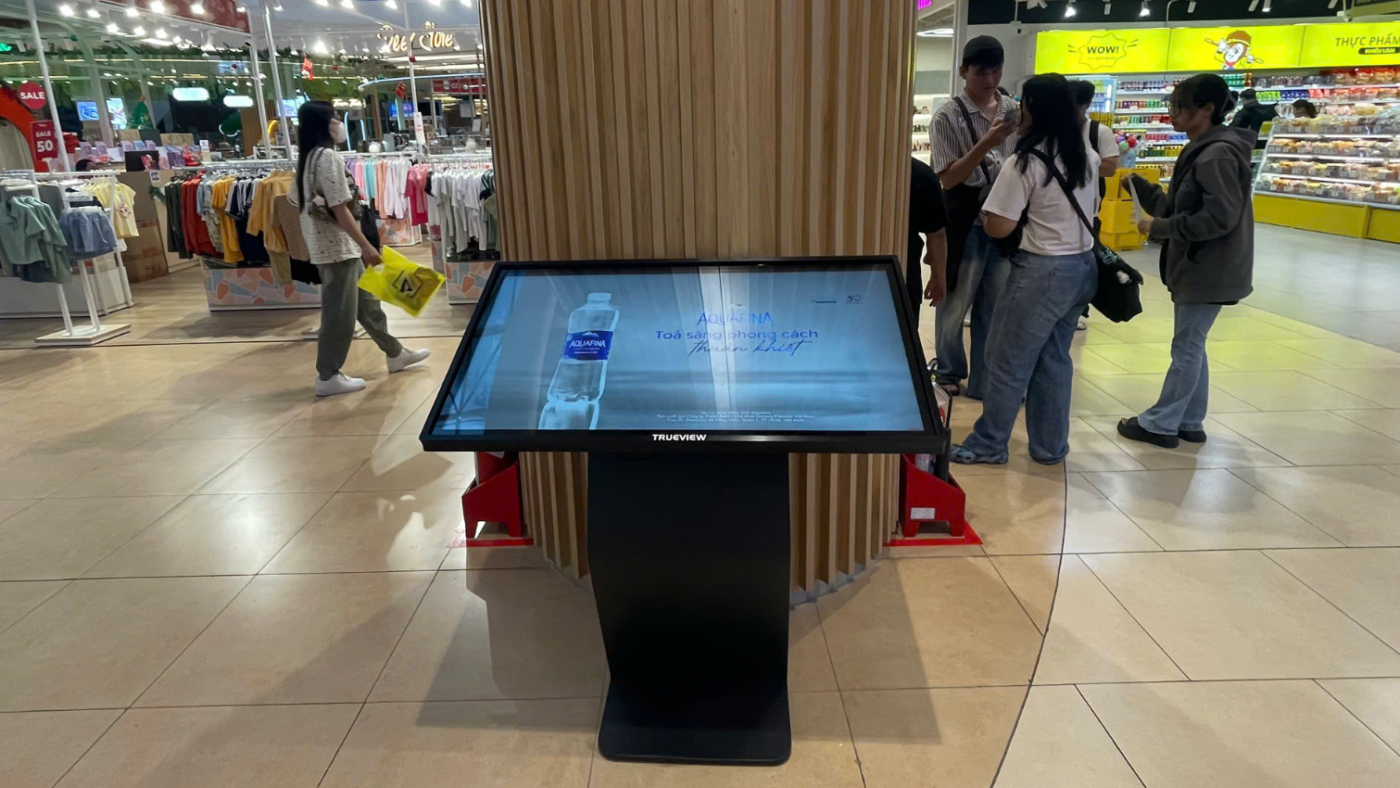màn hình quảng cáo lcd chân quỳ